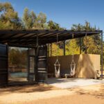 Soluciones sostenibles para el suministro de agua y energía en una casa container